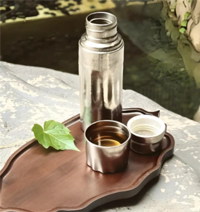 Diferența de preț între termosul din titan și termosul din oțel inoxidabil